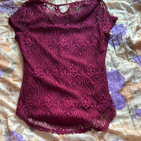 No Boundaries Red Fitted Cut Out Blouse - Picture 4 of 4